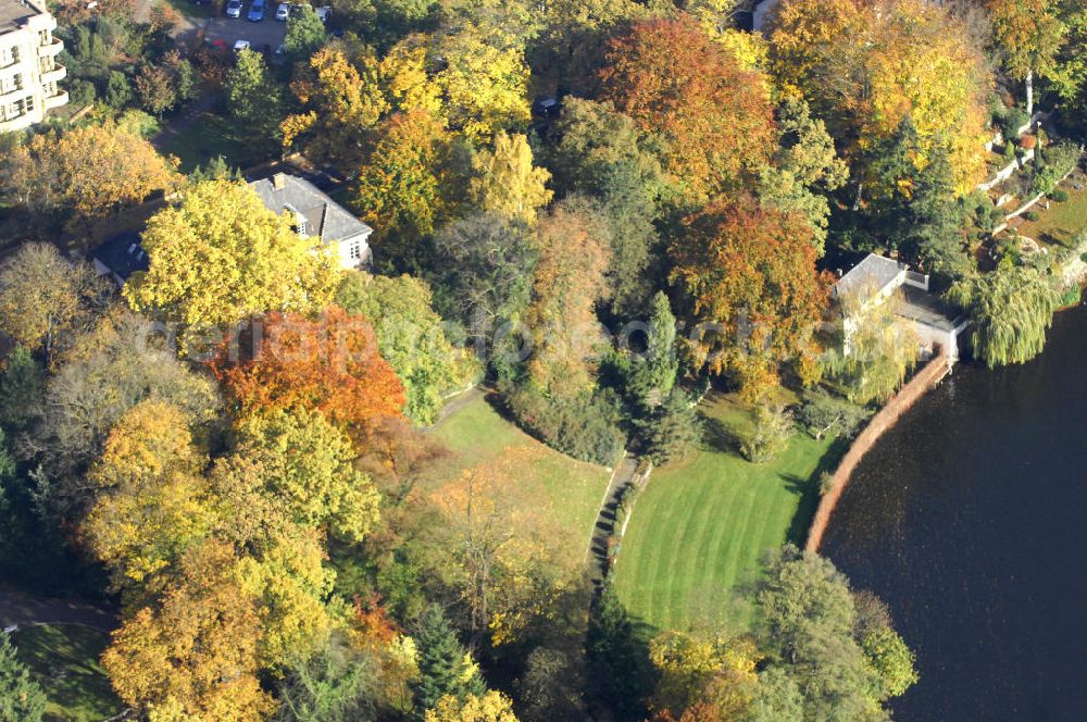 Berlin from above - Blick auf den uferbereich an der Villa Siemens Am Kleinen Wannsee direkt gegenüber des Neubaus zum Immanuel-Krankenhauses in Berlin-Wannsee. Das Krankenhaus gehört zur Immanuel Diakonie Group (IDG), die eine Einrichtung der Evangelisch-Freikirchlichen Gemeinde Berlin-Schöneberg ist. Die Verwaltung der IDG hatte ihren Sitz in der Villa Siemens. Das Gebäude war einst eine Sommerresidenz von Arnold von Siemens, dem ältesten Sohn des Firmengründers Werner von Siemens. Die Architekten waren Paul und Walther Hentschel, 1888 wurde der Bau fertiggestellt. Die Villa Siemens gehörte zur Colonie Alsen, einer Siedlung für das Berliner Großbürgertum, die Wilhelm Conrad 1863 gegründet hatte. Nach dem Zweiten Weltkrieg stifteten Hermann und Charlotte von Siemens die Villa der Baptisten-Gemeinde mit der Auflage, sie für soziale Zwecke zu nutzen. Es ist das einzige Ensemble von Gebäude und Park der ehemaligen Kolonie, das bis heute erhalten geblieben ist. Der Krankenhausbetrieb ist jetzt in einem Neubau auf der gegenüberliegenden Straßenseite untergebracht. Das ehemals zum Areal gehörende Anwesen Am kleinen Wannsee Nr 4 wurde verkauft. ISA Immobilien Service Agentur GmbH, Herr Roland Kober