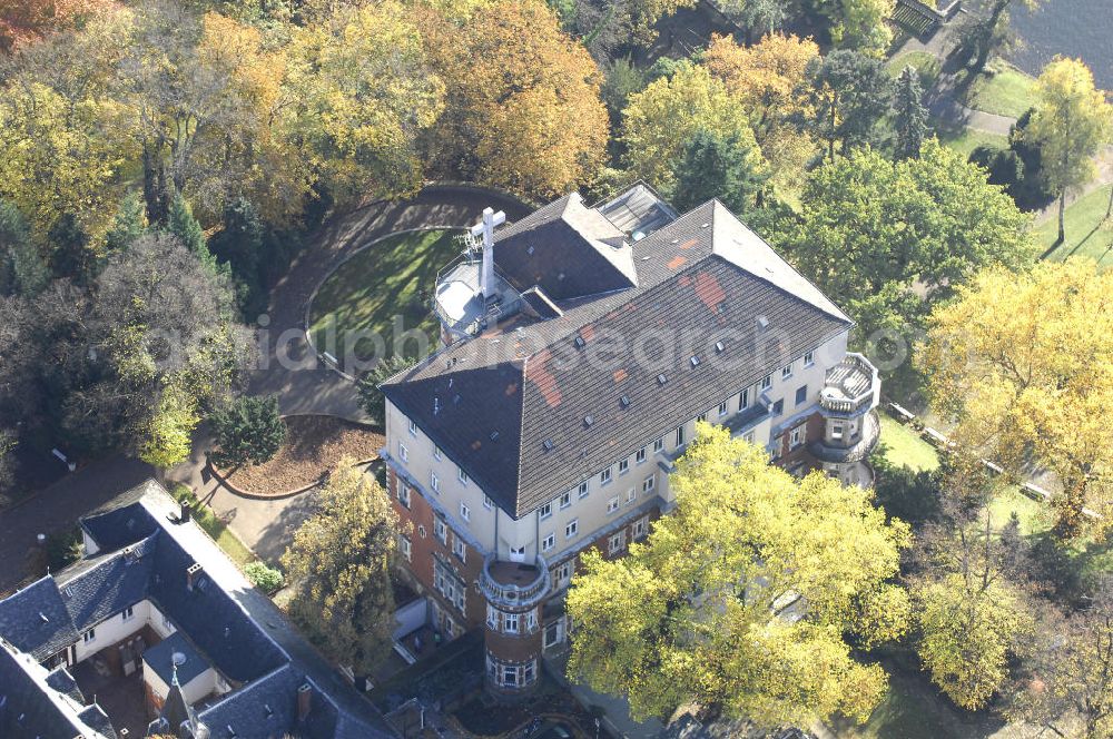 Berlin from above - Blick auf den uferbereich an der Villa Siemens Am Kleinen Wannsee direkt gegenüber des Neubaus zum Immanuel-Krankenhauses in Berlin-Wannsee. Das Krankenhaus gehört zur Immanuel Diakonie Group (IDG), die eine Einrichtung der Evangelisch-Freikirchlichen Gemeinde Berlin-Schöneberg ist. Die Verwaltung der IDG hatte ihren Sitz in der Villa Siemens. Das Gebäude war einst eine Sommerresidenz von Arnold von Siemens, dem ältesten Sohn des Firmengründers Werner von Siemens. Die Architekten waren Paul und Walther Hentschel, 1888 wurde der Bau fertiggestellt. Die Villa Siemens gehörte zur Colonie Alsen, einer Siedlung für das Berliner Großbürgertum, die Wilhelm Conrad 1863 gegründet hatte. Nach dem Zweiten Weltkrieg stifteten Hermann und Charlotte von Siemens die Villa der Baptisten-Gemeinde mit der Auflage, sie für soziale Zwecke zu nutzen. Es ist das einzige Ensemble von Gebäude und Park der ehemaligen Kolonie, das bis heute erhalten geblieben ist. Der Krankenhausbetrieb ist jetzt in einem Neubau auf der gegenüberliegenden Straßenseite untergebracht. Das ehemals zum Areal gehörende Anwesen Am kleinen Wannsee Nr 4 wurde verkauft. ISA Immobilien Service Agentur GmbH, Herr Roland Kober