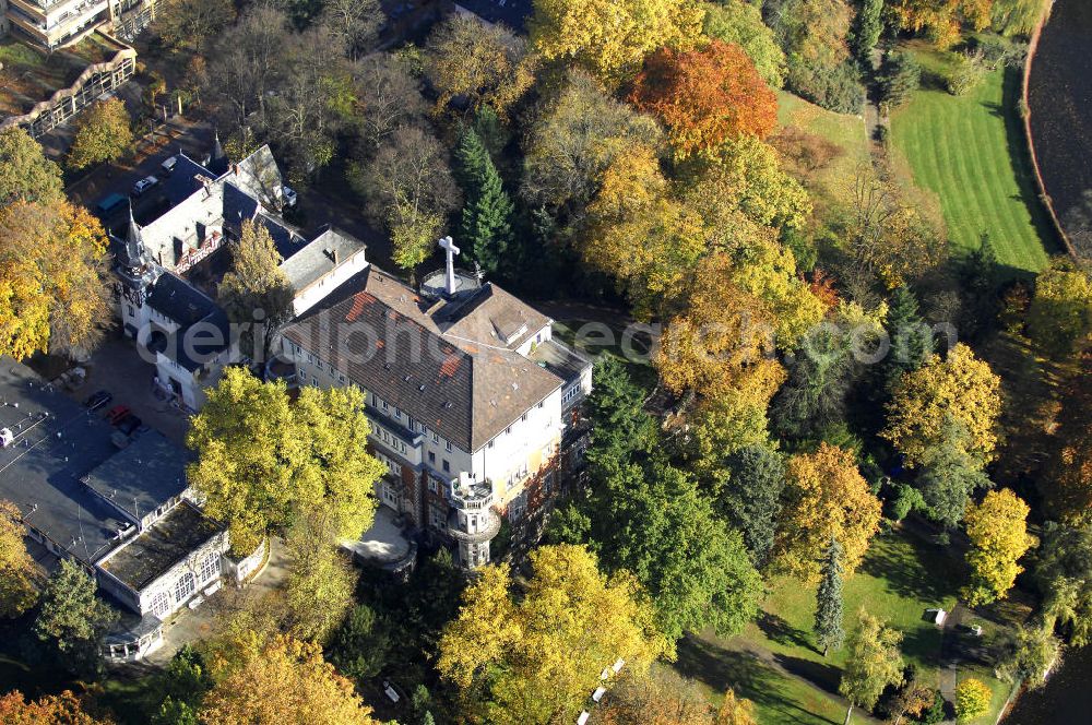 Berlin from the bird's eye view: Blick auf den uferbereich an der Villa Siemens Am Kleinen Wannsee direkt gegenüber des Neubaus zum Immanuel-Krankenhauses in Berlin-Wannsee. Das Krankenhaus gehört zur Immanuel Diakonie Group (IDG), die eine Einrichtung der Evangelisch-Freikirchlichen Gemeinde Berlin-Schöneberg ist. Die Verwaltung der IDG hatte ihren Sitz in der Villa Siemens. Das Gebäude war einst eine Sommerresidenz von Arnold von Siemens, dem ältesten Sohn des Firmengründers Werner von Siemens. Die Architekten waren Paul und Walther Hentschel, 1888 wurde der Bau fertiggestellt. Die Villa Siemens gehörte zur Colonie Alsen, einer Siedlung für das Berliner Großbürgertum, die Wilhelm Conrad 1863 gegründet hatte. Nach dem Zweiten Weltkrieg stifteten Hermann und Charlotte von Siemens die Villa der Baptisten-Gemeinde mit der Auflage, sie für soziale Zwecke zu nutzen. Es ist das einzige Ensemble von Gebäude und Park der ehemaligen Kolonie, das bis heute erhalten geblieben ist. Der Krankenhausbetrieb ist jetzt in einem Neubau auf der gegenüberliegenden Straßenseite untergebracht. Das ehemals zum Areal gehörende Anwesen Am kleinen Wannsee Nr 4 wurde verkauft. ISA Immobilien Service Agentur GmbH, Herr Roland Kober