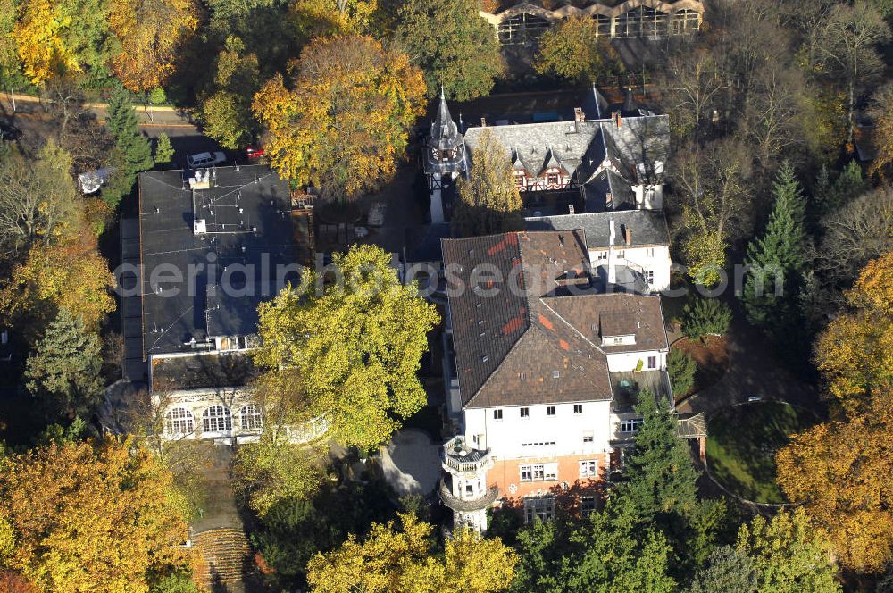 Aerial photograph Berlin - Blick auf den uferbereich an der Villa Siemens Am Kleinen Wannsee direkt gegenüber des Neubaus zum Immanuel-Krankenhauses in Berlin-Wannsee. Das Krankenhaus gehört zur Immanuel Diakonie Group (IDG), die eine Einrichtung der Evangelisch-Freikirchlichen Gemeinde Berlin-Schöneberg ist. Die Verwaltung der IDG hatte ihren Sitz in der Villa Siemens. Das Gebäude war einst eine Sommerresidenz von Arnold von Siemens, dem ältesten Sohn des Firmengründers Werner von Siemens. Die Architekten waren Paul und Walther Hentschel, 1888 wurde der Bau fertiggestellt. Die Villa Siemens gehörte zur Colonie Alsen, einer Siedlung für das Berliner Großbürgertum, die Wilhelm Conrad 1863 gegründet hatte. Nach dem Zweiten Weltkrieg stifteten Hermann und Charlotte von Siemens die Villa der Baptisten-Gemeinde mit der Auflage, sie für soziale Zwecke zu nutzen. Es ist das einzige Ensemble von Gebäude und Park der ehemaligen Kolonie, das bis heute erhalten geblieben ist. Der Krankenhausbetrieb ist jetzt in einem Neubau auf der gegenüberliegenden Straßenseite untergebracht. Das ehemals zum Areal gehörende Anwesen Am kleinen Wannsee Nr 4 wurde verkauft. ISA Immobilien Service Agentur GmbH, Herr Roland Kober