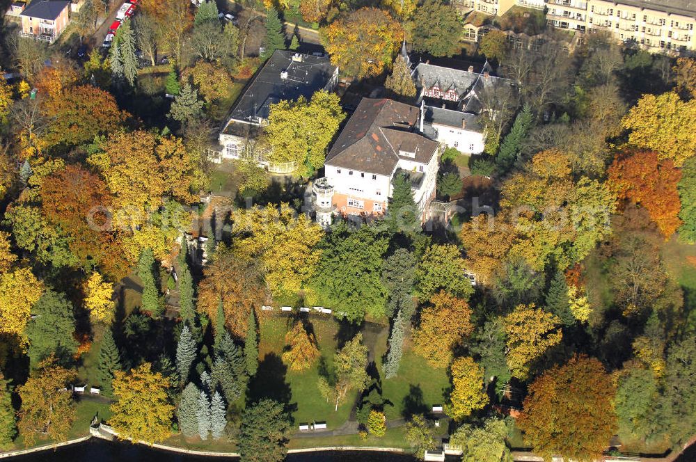 Berlin from above - Blick auf den uferbereich an der Villa Siemens Am Kleinen Wannsee direkt gegenüber des Neubaus zum Immanuel-Krankenhauses in Berlin-Wannsee. Das Krankenhaus gehört zur Immanuel Diakonie Group (IDG), die eine Einrichtung der Evangelisch-Freikirchlichen Gemeinde Berlin-Schöneberg ist. Die Verwaltung der IDG hatte ihren Sitz in der Villa Siemens. Das Gebäude war einst eine Sommerresidenz von Arnold von Siemens, dem ältesten Sohn des Firmengründers Werner von Siemens. Die Architekten waren Paul und Walther Hentschel, 1888 wurde der Bau fertiggestellt. Die Villa Siemens gehörte zur Colonie Alsen, einer Siedlung für das Berliner Großbürgertum, die Wilhelm Conrad 1863 gegründet hatte. Nach dem Zweiten Weltkrieg stifteten Hermann und Charlotte von Siemens die Villa der Baptisten-Gemeinde mit der Auflage, sie für soziale Zwecke zu nutzen. Es ist das einzige Ensemble von Gebäude und Park der ehemaligen Kolonie, das bis heute erhalten geblieben ist. Der Krankenhausbetrieb ist jetzt in einem Neubau auf der gegenüberliegenden Straßenseite untergebracht. Das ehemals zum Areal gehörende Anwesen Am kleinen Wannsee Nr 4 wurde verkauft. ISA Immobilien Service Agentur GmbH, Herr Roland Kober