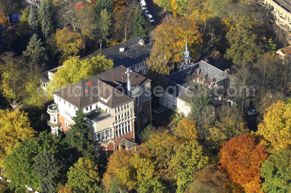 Berlin from the bird's eye view: Blick auf den uferbereich an der Villa Siemens Am Kleinen Wannsee direkt gegenüber des Neubaus zum Immanuel-Krankenhauses in Berlin-Wannsee. Das Krankenhaus gehört zur Immanuel Diakonie Group (IDG), die eine Einrichtung der Evangelisch-Freikirchlichen Gemeinde Berlin-Schöneberg ist. Die Verwaltung der IDG hatte ihren Sitz in der Villa Siemens. Das Gebäude war einst eine Sommerresidenz von Arnold von Siemens, dem ältesten Sohn des Firmengründers Werner von Siemens. Die Architekten waren Paul und Walther Hentschel, 1888 wurde der Bau fertiggestellt. Die Villa Siemens gehörte zur Colonie Alsen, einer Siedlung für das Berliner Großbürgertum, die Wilhelm Conrad 1863 gegründet hatte. Nach dem Zweiten Weltkrieg stifteten Hermann und Charlotte von Siemens die Villa der Baptisten-Gemeinde mit der Auflage, sie für soziale Zwecke zu nutzen. Es ist das einzige Ensemble von Gebäude und Park der ehemaligen Kolonie, das bis heute erhalten geblieben ist. Der Krankenhausbetrieb ist jetzt in einem Neubau auf der gegenüberliegenden Straßenseite untergebracht. Das ehemals zum Areal gehörende Anwesen Am kleinen Wannsee Nr 4 wurde verkauft. ISA Immobilien Service Agentur GmbH, Herr Roland Kober