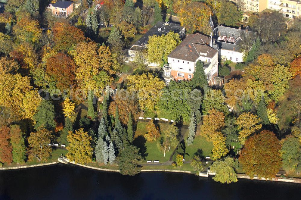 Berlin from above - Blick auf den uferbereich an der Villa Siemens Am Kleinen Wannsee direkt gegenüber des Neubaus zum Immanuel-Krankenhauses in Berlin-Wannsee. Das Krankenhaus gehört zur Immanuel Diakonie Group (IDG), die eine Einrichtung der Evangelisch-Freikirchlichen Gemeinde Berlin-Schöneberg ist. Die Verwaltung der IDG hatte ihren Sitz in der Villa Siemens. Das Gebäude war einst eine Sommerresidenz von Arnold von Siemens, dem ältesten Sohn des Firmengründers Werner von Siemens. Die Architekten waren Paul und Walther Hentschel, 1888 wurde der Bau fertiggestellt. Die Villa Siemens gehörte zur Colonie Alsen, einer Siedlung für das Berliner Großbürgertum, die Wilhelm Conrad 1863 gegründet hatte. Nach dem Zweiten Weltkrieg stifteten Hermann und Charlotte von Siemens die Villa der Baptisten-Gemeinde mit der Auflage, sie für soziale Zwecke zu nutzen. Es ist das einzige Ensemble von Gebäude und Park der ehemaligen Kolonie, das bis heute erhalten geblieben ist. Der Krankenhausbetrieb ist jetzt in einem Neubau auf der gegenüberliegenden Straßenseite untergebracht. Das ehemals zum Areal gehörende Anwesen Am kleinen Wannsee Nr 4 wurde verkauft. ISA Immobilien Service Agentur GmbH, Herr Roland Kober