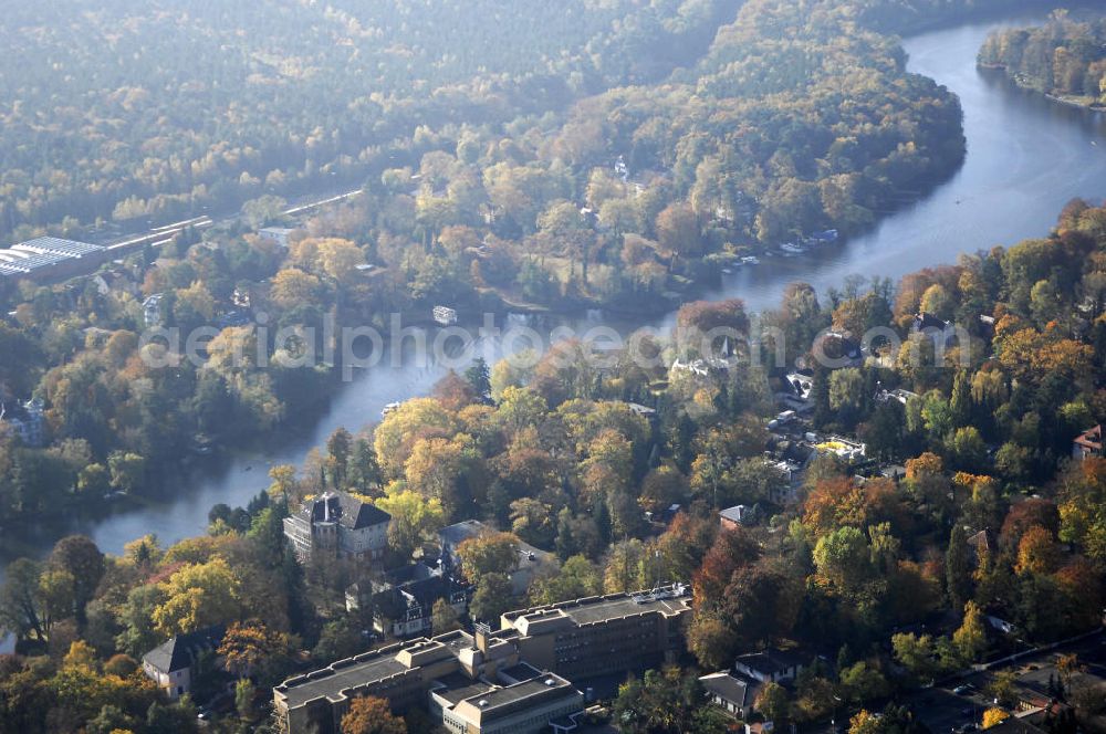 Aerial photograph Berlin - Blick auf den uferbereich an der Villa Siemens Am Kleinen Wannsee direkt gegenüber des Neubaus zum Immanuel-Krankenhauses in Berlin-Wannsee. Das Krankenhaus gehört zur Immanuel Diakonie Group (IDG), die eine Einrichtung der Evangelisch-Freikirchlichen Gemeinde Berlin-Schöneberg ist. Die Verwaltung der IDG hatte ihren Sitz in der Villa Siemens. Das Gebäude war einst eine Sommerresidenz von Arnold von Siemens, dem ältesten Sohn des Firmengründers Werner von Siemens. Die Architekten waren Paul und Walther Hentschel, 1888 wurde der Bau fertiggestellt. Die Villa Siemens gehörte zur Colonie Alsen, einer Siedlung für das Berliner Großbürgertum, die Wilhelm Conrad 1863 gegründet hatte. Nach dem Zweiten Weltkrieg stifteten Hermann und Charlotte von Siemens die Villa der Baptisten-Gemeinde mit der Auflage, sie für soziale Zwecke zu nutzen. Es ist das einzige Ensemble von Gebäude und Park der ehemaligen Kolonie, das bis heute erhalten geblieben ist. Der Krankenhausbetrieb ist jetzt in einem Neubau auf der gegenüberliegenden Straßenseite untergebracht. Das ehemals zum Areal gehörende Anwesen Am kleinen Wannsee Nr 4 wurde verkauft. ISA Immobilien Service Agentur GmbH, Herr Roland Kober