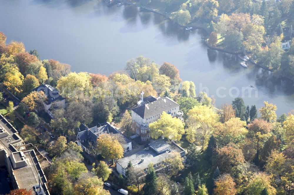 Berlin from above - Blick auf den uferbereich an der Villa Siemens Am Kleinen Wannsee direkt gegenüber des Neubaus zum Immanuel-Krankenhauses in Berlin-Wannsee. Das Krankenhaus gehört zur Immanuel Diakonie Group (IDG), die eine Einrichtung der Evangelisch-Freikirchlichen Gemeinde Berlin-Schöneberg ist. Die Verwaltung der IDG hatte ihren Sitz in der Villa Siemens. Das Gebäude war einst eine Sommerresidenz von Arnold von Siemens, dem ältesten Sohn des Firmengründers Werner von Siemens. Die Architekten waren Paul und Walther Hentschel, 1888 wurde der Bau fertiggestellt. Die Villa Siemens gehörte zur Colonie Alsen, einer Siedlung für das Berliner Großbürgertum, die Wilhelm Conrad 1863 gegründet hatte. Nach dem Zweiten Weltkrieg stifteten Hermann und Charlotte von Siemens die Villa der Baptisten-Gemeinde mit der Auflage, sie für soziale Zwecke zu nutzen. Es ist das einzige Ensemble von Gebäude und Park der ehemaligen Kolonie, das bis heute erhalten geblieben ist. Der Krankenhausbetrieb ist jetzt in einem Neubau auf der gegenüberliegenden Straßenseite untergebracht. Das ehemals zum Areal gehörende Anwesen Am kleinen Wannsee Nr 4 wurde verkauft. ISA Immobilien Service Agentur GmbH, Herr Roland Kober