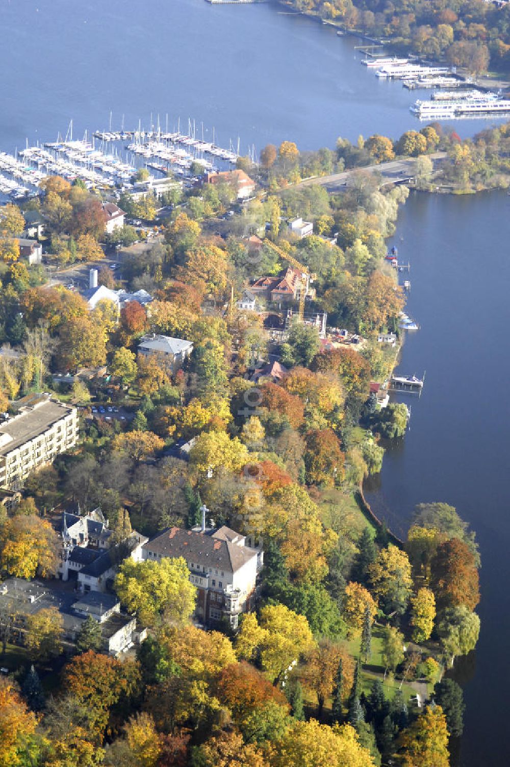 Berlin from above - Blick auf den uferbereich an der Villa Siemens Am Kleinen Wannsee direkt gegenüber des Neubaus zum Immanuel-Krankenhauses in Berlin-Wannsee. Das Krankenhaus gehört zur Immanuel Diakonie Group (IDG), die eine Einrichtung der Evangelisch-Freikirchlichen Gemeinde Berlin-Schöneberg ist. Die Verwaltung der IDG hatte ihren Sitz in der Villa Siemens. Das Gebäude war einst eine Sommerresidenz von Arnold von Siemens, dem ältesten Sohn des Firmengründers Werner von Siemens. Die Architekten waren Paul und Walther Hentschel, 1888 wurde der Bau fertiggestellt. Die Villa Siemens gehörte zur Colonie Alsen, einer Siedlung für das Berliner Großbürgertum, die Wilhelm Conrad 1863 gegründet hatte. Nach dem Zweiten Weltkrieg stifteten Hermann und Charlotte von Siemens die Villa der Baptisten-Gemeinde mit der Auflage, sie für soziale Zwecke zu nutzen. Es ist das einzige Ensemble von Gebäude und Park der ehemaligen Kolonie, das bis heute erhalten geblieben ist. Der Krankenhausbetrieb ist jetzt in einem Neubau auf der gegenüberliegenden Straßenseite untergebracht. Das ehemals zum Areal gehörende Anwesen Am kleinen Wannsee Nr 4 wurde verkauft. ISA Immobilien Service Agentur GmbH, Herr Roland Kober