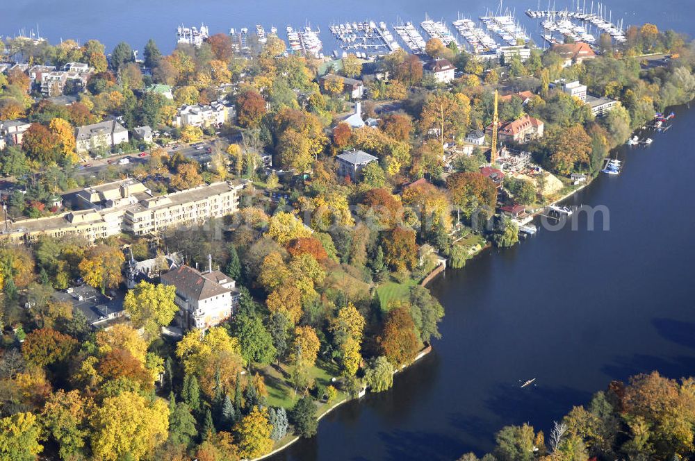 Aerial photograph Berlin - Blick auf den uferbereich an der Villa Siemens Am Kleinen Wannsee direkt gegenüber des Neubaus zum Immanuel-Krankenhauses in Berlin-Wannsee. Das Krankenhaus gehört zur Immanuel Diakonie Group (IDG), die eine Einrichtung der Evangelisch-Freikirchlichen Gemeinde Berlin-Schöneberg ist. Die Verwaltung der IDG hatte ihren Sitz in der Villa Siemens. Das Gebäude war einst eine Sommerresidenz von Arnold von Siemens, dem ältesten Sohn des Firmengründers Werner von Siemens. Die Architekten waren Paul und Walther Hentschel, 1888 wurde der Bau fertiggestellt. Die Villa Siemens gehörte zur Colonie Alsen, einer Siedlung für das Berliner Großbürgertum, die Wilhelm Conrad 1863 gegründet hatte. Nach dem Zweiten Weltkrieg stifteten Hermann und Charlotte von Siemens die Villa der Baptisten-Gemeinde mit der Auflage, sie für soziale Zwecke zu nutzen. Es ist das einzige Ensemble von Gebäude und Park der ehemaligen Kolonie, das bis heute erhalten geblieben ist. Der Krankenhausbetrieb ist jetzt in einem Neubau auf der gegenüberliegenden Straßenseite untergebracht. Das ehemals zum Areal gehörende Anwesen Am kleinen Wannsee Nr 4 wurde verkauft. ISA Immobilien Service Agentur GmbH, Herr Roland Kober