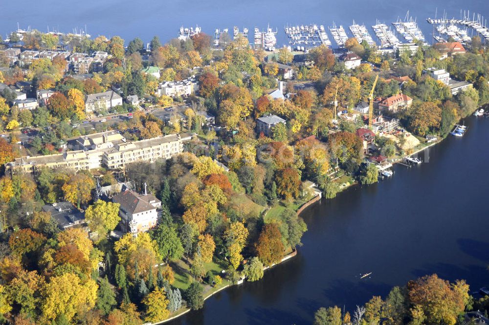 Berlin from above - Blick auf den uferbereich an der Villa Siemens Am Kleinen Wannsee direkt gegenüber des Neubaus zum Immanuel-Krankenhauses in Berlin-Wannsee. Das Krankenhaus gehört zur Immanuel Diakonie Group (IDG), die eine Einrichtung der Evangelisch-Freikirchlichen Gemeinde Berlin-Schöneberg ist. Die Verwaltung der IDG hatte ihren Sitz in der Villa Siemens. Das Gebäude war einst eine Sommerresidenz von Arnold von Siemens, dem ältesten Sohn des Firmengründers Werner von Siemens. Die Architekten waren Paul und Walther Hentschel, 1888 wurde der Bau fertiggestellt. Die Villa Siemens gehörte zur Colonie Alsen, einer Siedlung für das Berliner Großbürgertum, die Wilhelm Conrad 1863 gegründet hatte. Nach dem Zweiten Weltkrieg stifteten Hermann und Charlotte von Siemens die Villa der Baptisten-Gemeinde mit der Auflage, sie für soziale Zwecke zu nutzen. Es ist das einzige Ensemble von Gebäude und Park der ehemaligen Kolonie, das bis heute erhalten geblieben ist. Der Krankenhausbetrieb ist jetzt in einem Neubau auf der gegenüberliegenden Straßenseite untergebracht. Das ehemals zum Areal gehörende Anwesen Am kleinen Wannsee Nr 4 wurde verkauft. ISA Immobilien Service Agentur GmbH, Herr Roland Kober