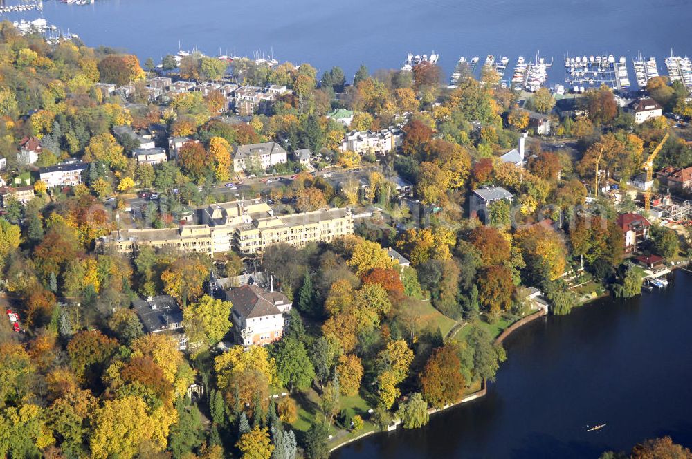 Berlin from the bird's eye view: Blick auf den uferbereich an der Villa Siemens Am Kleinen Wannsee direkt gegenüber des Neubaus zum Immanuel-Krankenhauses in Berlin-Wannsee. Das Krankenhaus gehört zur Immanuel Diakonie Group (IDG), die eine Einrichtung der Evangelisch-Freikirchlichen Gemeinde Berlin-Schöneberg ist. Die Verwaltung der IDG hatte ihren Sitz in der Villa Siemens. Das Gebäude war einst eine Sommerresidenz von Arnold von Siemens, dem ältesten Sohn des Firmengründers Werner von Siemens. Die Architekten waren Paul und Walther Hentschel, 1888 wurde der Bau fertiggestellt. Die Villa Siemens gehörte zur Colonie Alsen, einer Siedlung für das Berliner Großbürgertum, die Wilhelm Conrad 1863 gegründet hatte. Nach dem Zweiten Weltkrieg stifteten Hermann und Charlotte von Siemens die Villa der Baptisten-Gemeinde mit der Auflage, sie für soziale Zwecke zu nutzen. Es ist das einzige Ensemble von Gebäude und Park der ehemaligen Kolonie, das bis heute erhalten geblieben ist. Der Krankenhausbetrieb ist jetzt in einem Neubau auf der gegenüberliegenden Straßenseite untergebracht. Das ehemals zum Areal gehörende Anwesen Am kleinen Wannsee Nr 4 wurde verkauft. ISA Immobilien Service Agentur GmbH, Herr Roland Kober