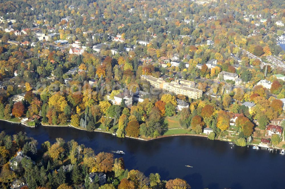 Aerial image Berlin - Blick auf den uferbereich an der Villa Siemens Am Kleinen Wannsee direkt gegenüber des Neubaus zum Immanuel-Krankenhauses in Berlin-Wannsee. Das Krankenhaus gehört zur Immanuel Diakonie Group (IDG), die eine Einrichtung der Evangelisch-Freikirchlichen Gemeinde Berlin-Schöneberg ist. Die Verwaltung der IDG hatte ihren Sitz in der Villa Siemens. Das Gebäude war einst eine Sommerresidenz von Arnold von Siemens, dem ältesten Sohn des Firmengründers Werner von Siemens. Die Architekten waren Paul und Walther Hentschel, 1888 wurde der Bau fertiggestellt. Die Villa Siemens gehörte zur Colonie Alsen, einer Siedlung für das Berliner Großbürgertum, die Wilhelm Conrad 1863 gegründet hatte. Nach dem Zweiten Weltkrieg stifteten Hermann und Charlotte von Siemens die Villa der Baptisten-Gemeinde mit der Auflage, sie für soziale Zwecke zu nutzen. Es ist das einzige Ensemble von Gebäude und Park der ehemaligen Kolonie, das bis heute erhalten geblieben ist. Der Krankenhausbetrieb ist jetzt in einem Neubau auf der gegenüberliegenden Straßenseite untergebracht. Das ehemals zum Areal gehörende Anwesen Am kleinen Wannsee Nr 4 wurde verkauft. ISA Immobilien Service Agentur GmbH, Herr Roland Kober