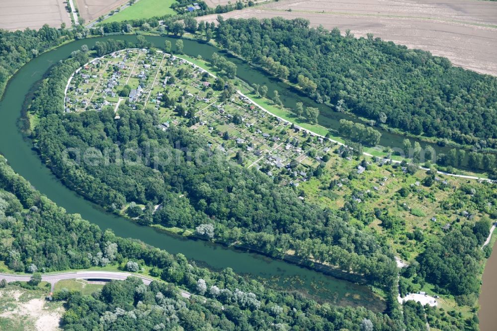 Groß Rosenburg from the bird's eye view: Curved loop of the riparian zones on the course of the river Alte Saale in Gross Rosenburg in the state Saxony-Anhalt, Germany