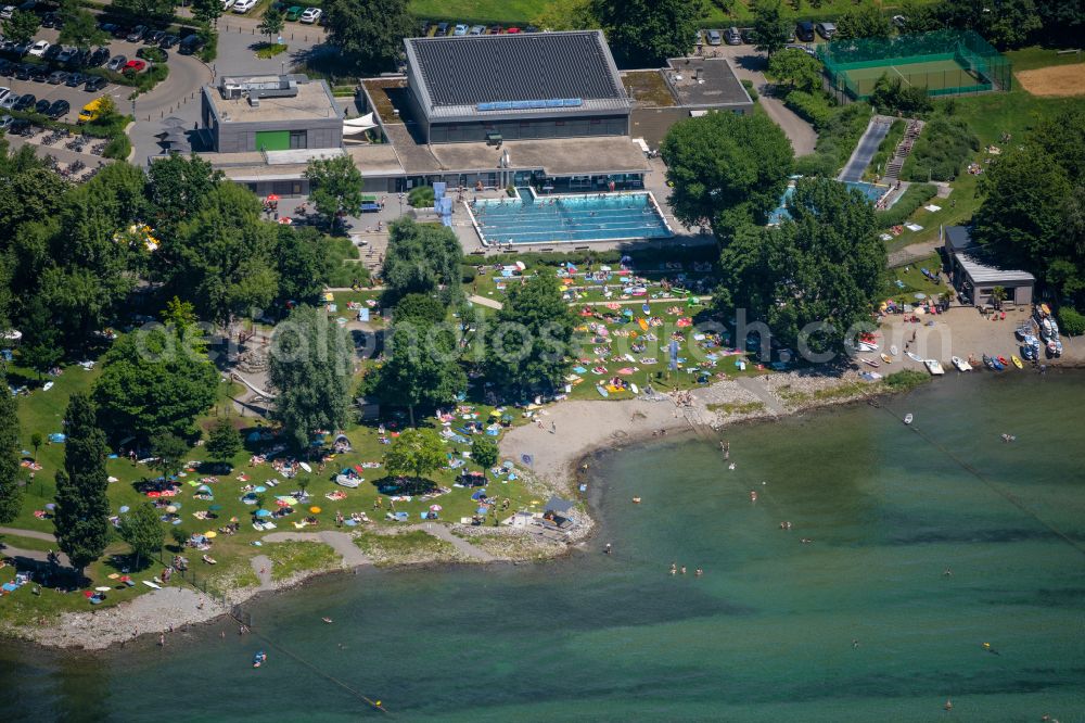 Wasserburg (Bodensee) from the bird's eye view: Shore areas of the lido Aquamarin Wasserburg with bathers in Wasserburg (Bodensee) on Lake Constance in the state Bavaria, Germany