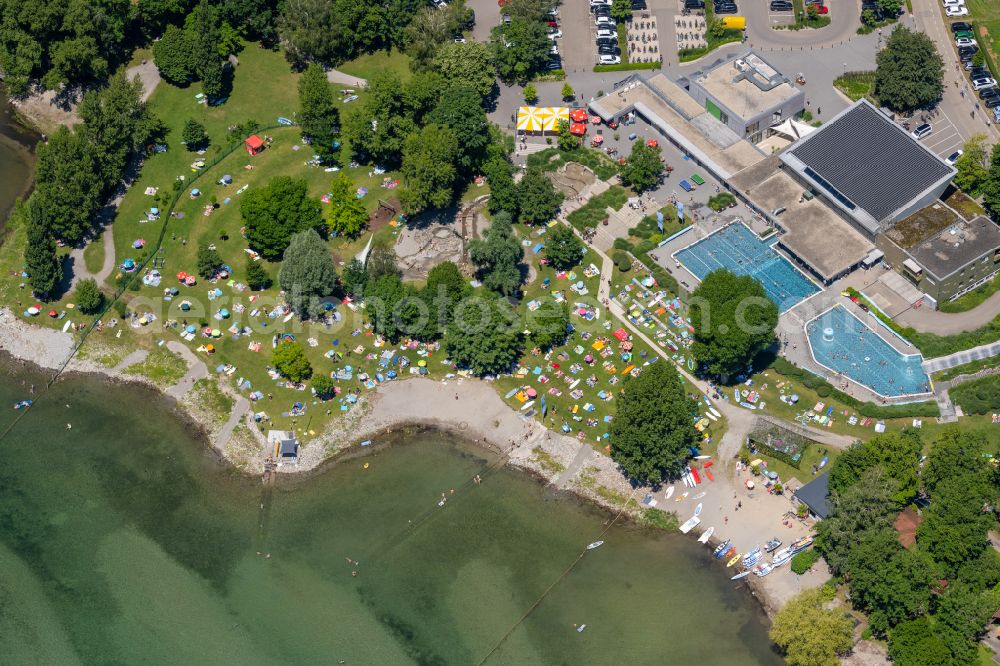 Aerial photograph Wasserburg (Bodensee) - Shore areas of the lido Aquamarin Wasserburg with bathers in Wasserburg (Bodensee) on Lake Constance in the state Bavaria, Germany