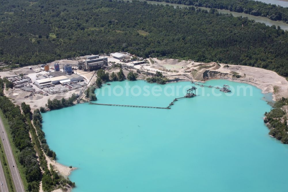 Neuenburg am Rhein from the bird's eye view: Riparian areas and gravel plant on the quarry lake area in the district Grissheim in Neuenburg am Rhein in the state Baden-Wuerttemberg