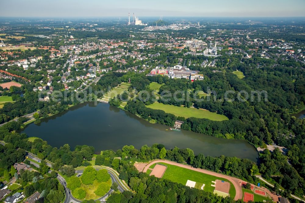 Aerial image Gelsenkirchen - Shore areas on Lake Starnberg in Gelsenkirchen in North Rhine-Westphalia. In the background the Bergmannsheil Hospital Gelsenkirchen - Buer