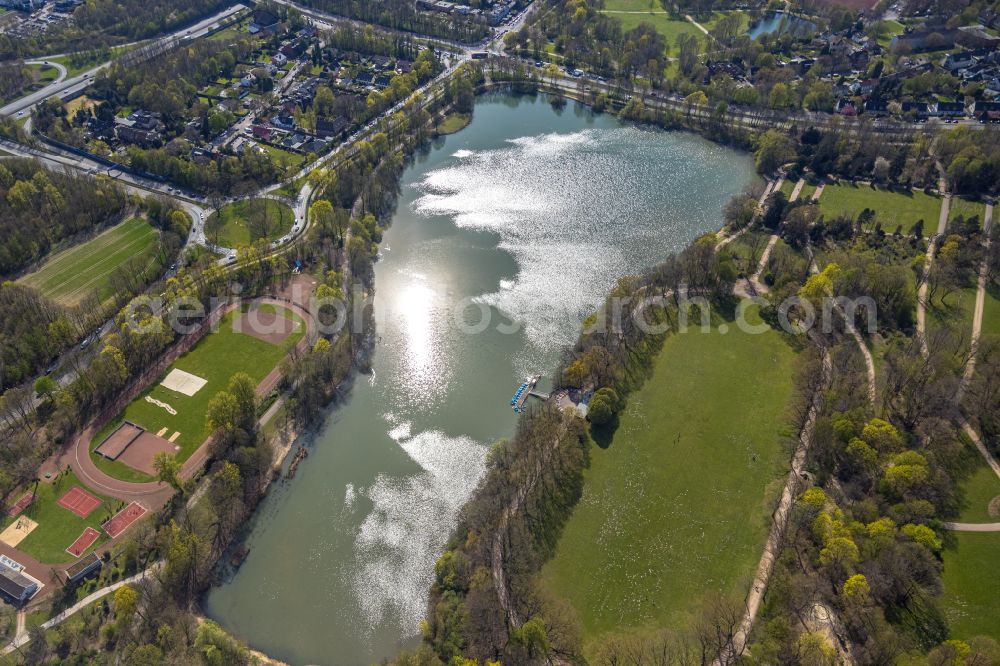 Gelsenkirchen from the bird's eye view: Shore areas on Lake Starnberg in Gelsenkirchen in North Rhine-Westphalia. In the background the Bergmannsheil Hospital Gelsenkirchen - Buer