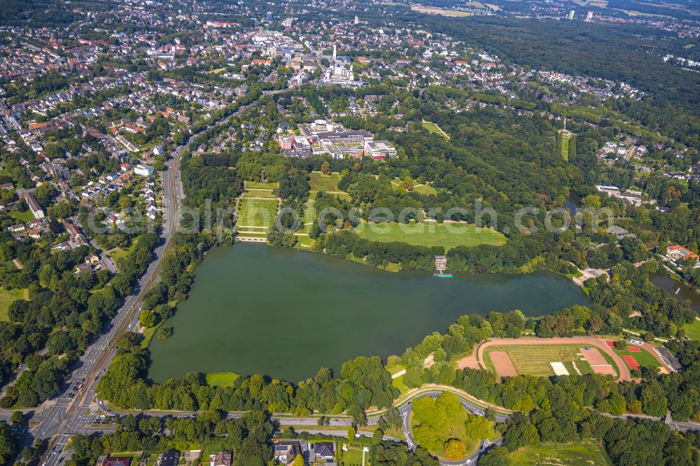 Aerial image Gelsenkirchen - Shore areas on Lake Starnberg in Gelsenkirchen in North Rhine-Westphalia. In the background the Bergmannsheil Hospital Gelsenkirchen - Buer