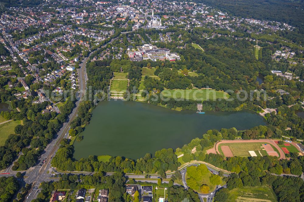 Aerial photograph Gelsenkirchen - Shore areas on Lake Starnberg in Gelsenkirchen in North Rhine-Westphalia. In the background the Bergmannsheil Hospital Gelsenkirchen - Buer