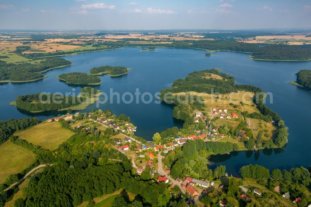 Carwitz from the bird's eye view: Riparian areas of Lake Carwitzer See in Carwitz in the Feldberger Seenlandschaft landscape region in the state of Mecklenburg - Western Pomerania