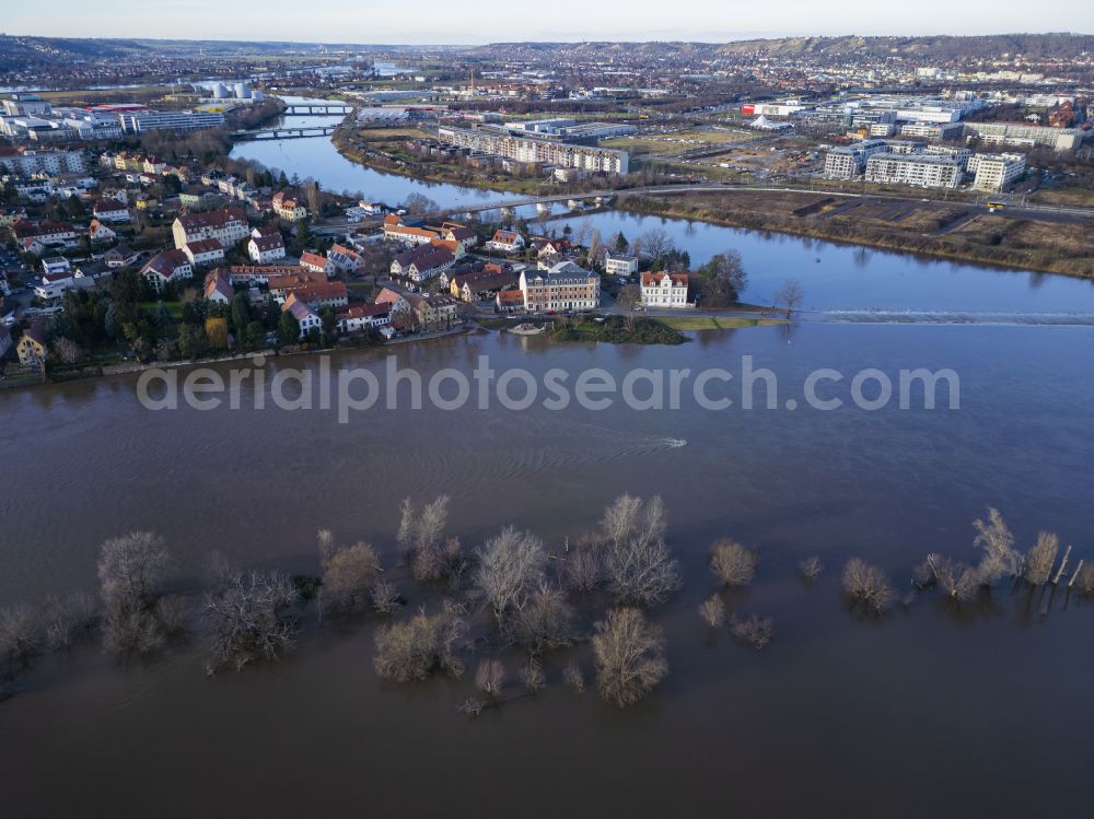 Aerial photograph Dresden - Bank areas with the riverbed of the Elbe flooded by high water levels in the districts of Pieschen and Kaditz in Dresden in the federal state of Saxony, Germany