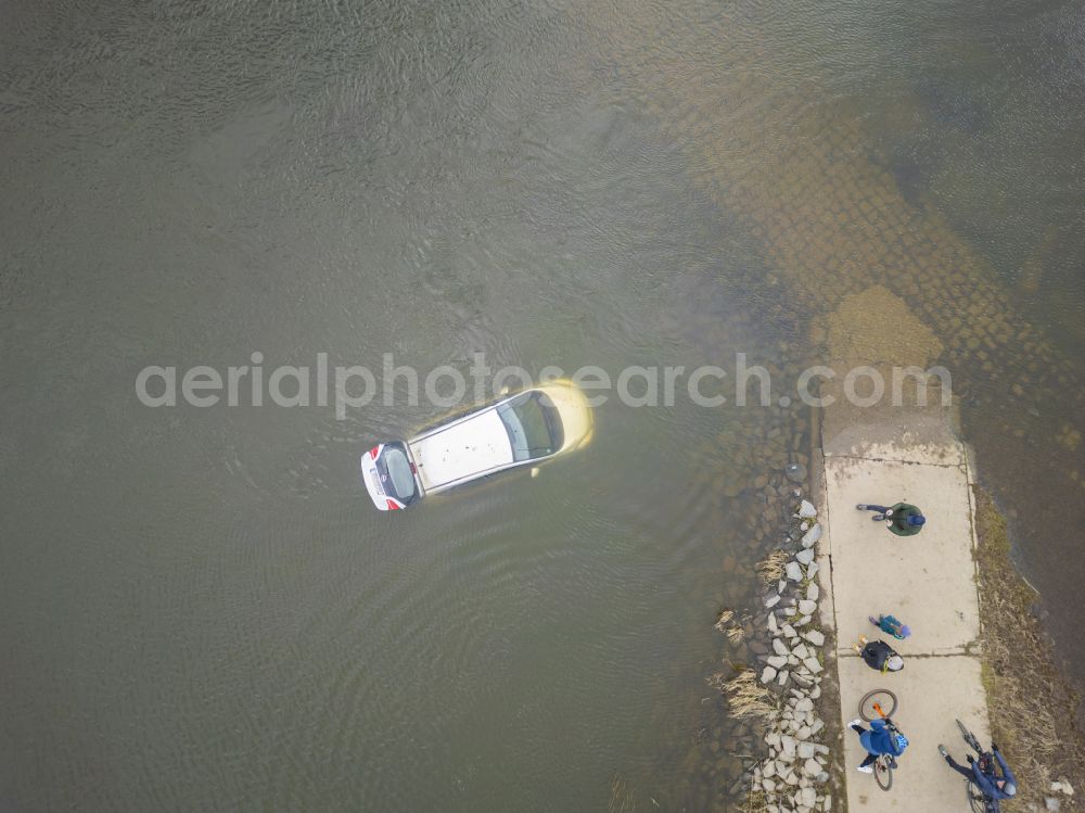 Dresden from above - Shore areas with flooded by flood level riverbed with sunken cars on street Laubegaster Ufer in Dresden in the state Saxony, Germany