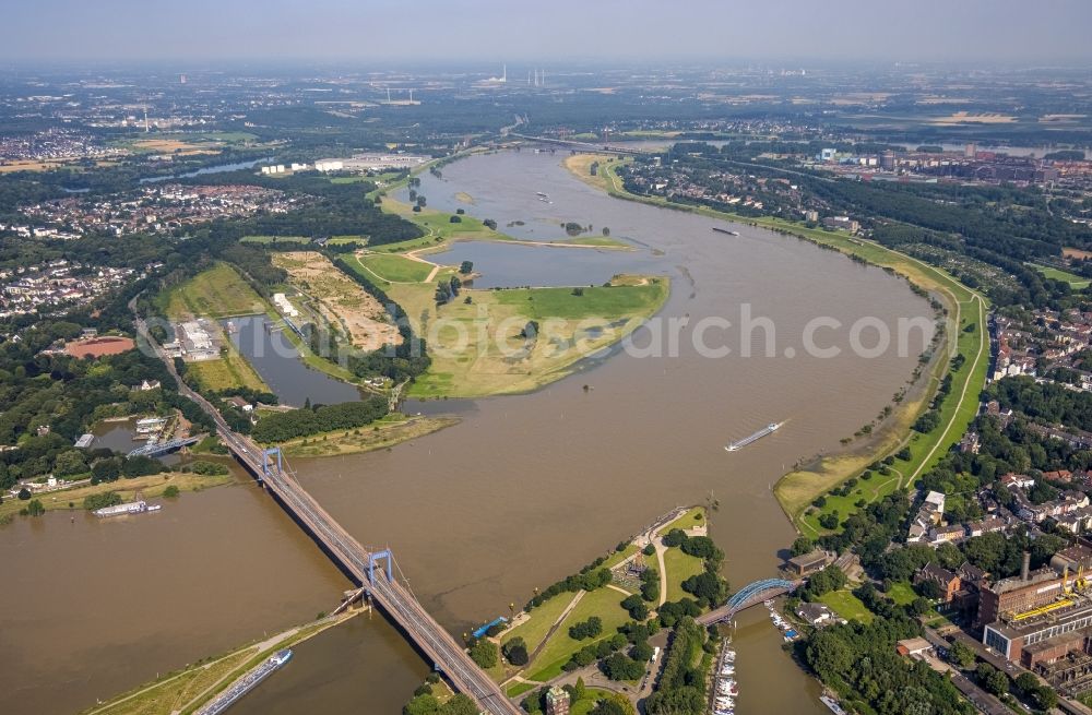 Duisburg from the bird's eye view: Shore areas with flooded by flood level riverbed of the Rhine at the Friedrich-Ebert-Bruecke between the districts of Ruhrort and Homberg in the district Ruhrort in Duisburg at Ruhrgebiet in the state North Rhine-Westphalia, Germany