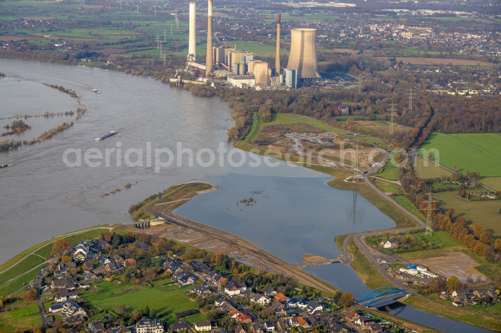 Aerial photograph Dinslaken - Shore areas with flooded by flood level riverbed Rhein - Emschermuendung on Rheinaue in Dinslaken at Ruhrgebiet in the state North Rhine-Westphalia, Germany