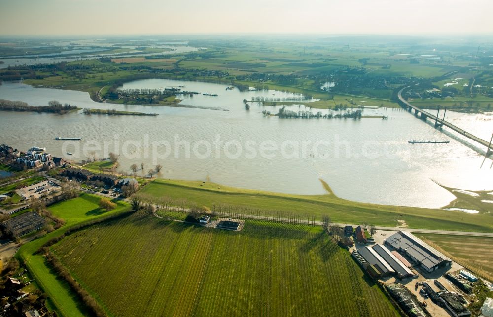 Aerial photograph Rees - Shore areas with flooded by flood level riverbed of the river Rhine in the South of Rees in the state of North Rhine-Westphalia