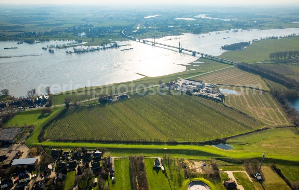 Rees from above - Shore areas with flooded by flood level riverbed of the river Rhine in the South of Rees in the state of North Rhine-Westphalia