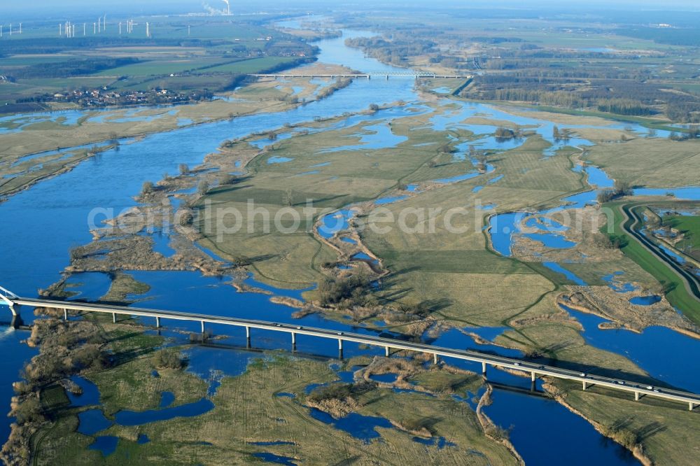 Aerial photograph Tangermünde - Shore areas with flooded by flood level riverbed on bridge of B188 in Tangermuende in the state Saxony-Anhalt, Germany