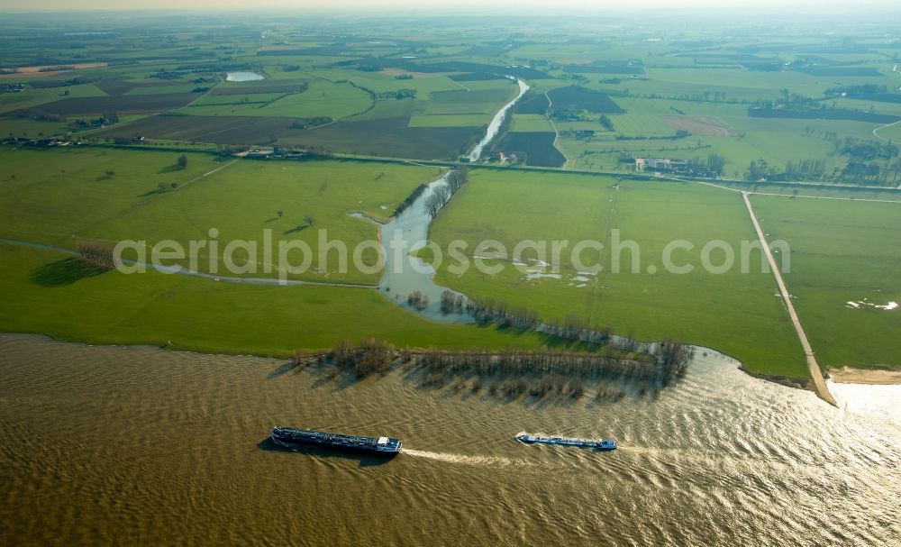 Aerial image Emmerich am Rhein - Shore areas with flooded by flood level riverbed Rhine in Emmerich am Rhein in the state North Rhine-Westphalia