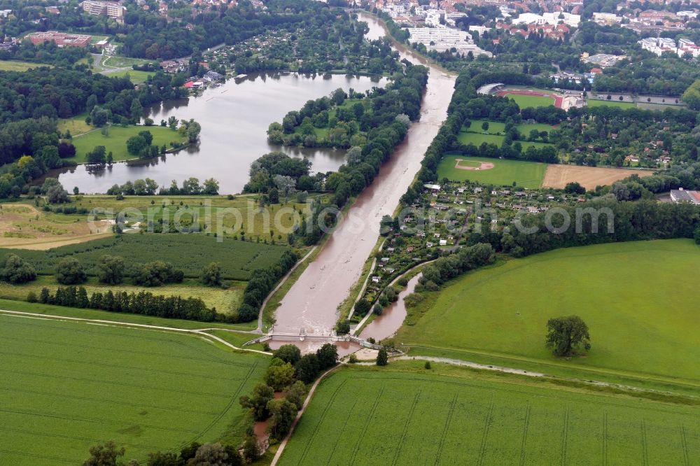 Aerial image Göttingen - Shore areas with flooded by flood level riverbed Leine in Goettingen in the state Lower Saxony, Germany