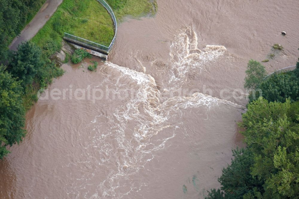 Göttingen from the bird's eye view: Shore areas with flooded by flood level riverbed Leine in Goettingen in the state Lower Saxony, Germany