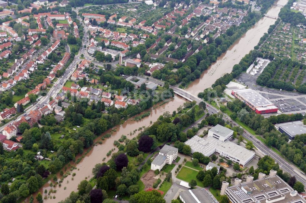 Göttingen from the bird's eye view: Shore areas with flooded by flood level riverbed Leine in Goettingen in the state Lower Saxony, Germany