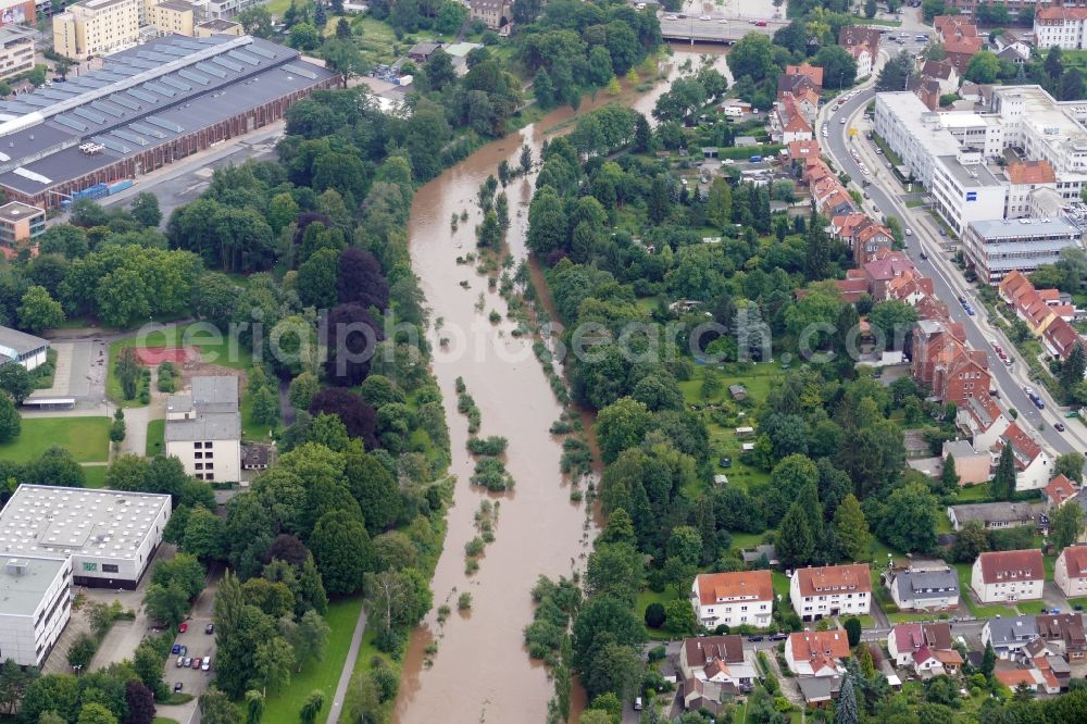 Aerial photograph Göttingen - Shore areas with flooded by flood level riverbed Leine in Goettingen in the state Lower Saxony, Germany