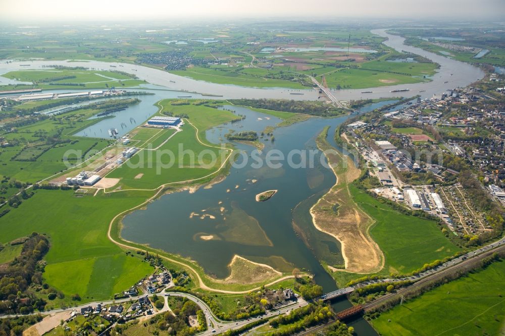 Wesel from the bird's eye view: Shore areas with flooded by flood level riverbed of Lippe in Wesel in the state North Rhine-Westphalia