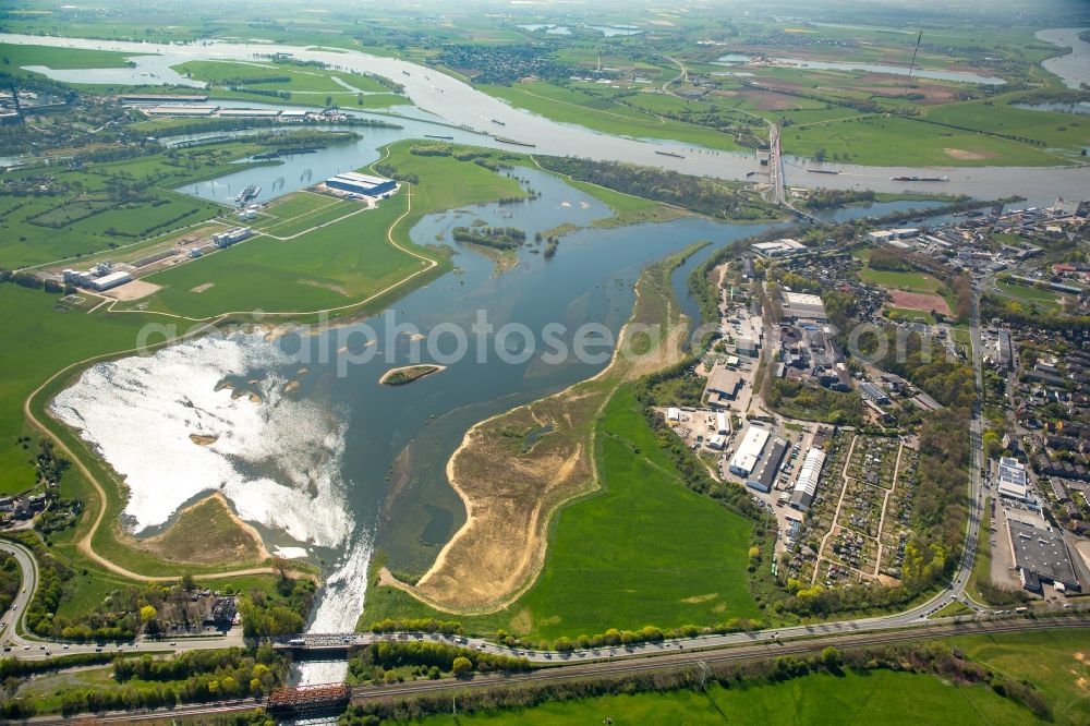 Aerial photograph Wesel - Shore areas with flooded by flood level riverbed of Lippe in Wesel in the state North Rhine-Westphalia