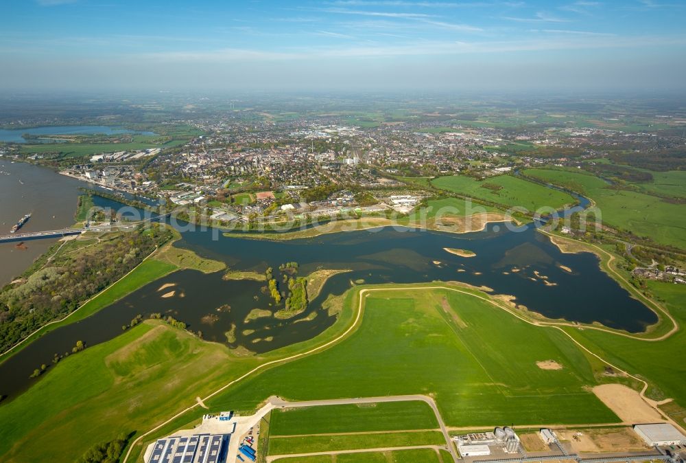 Wesel from above - Shore areas with flooded by flood level riverbed of Lippe in Wesel in the state North Rhine-Westphalia