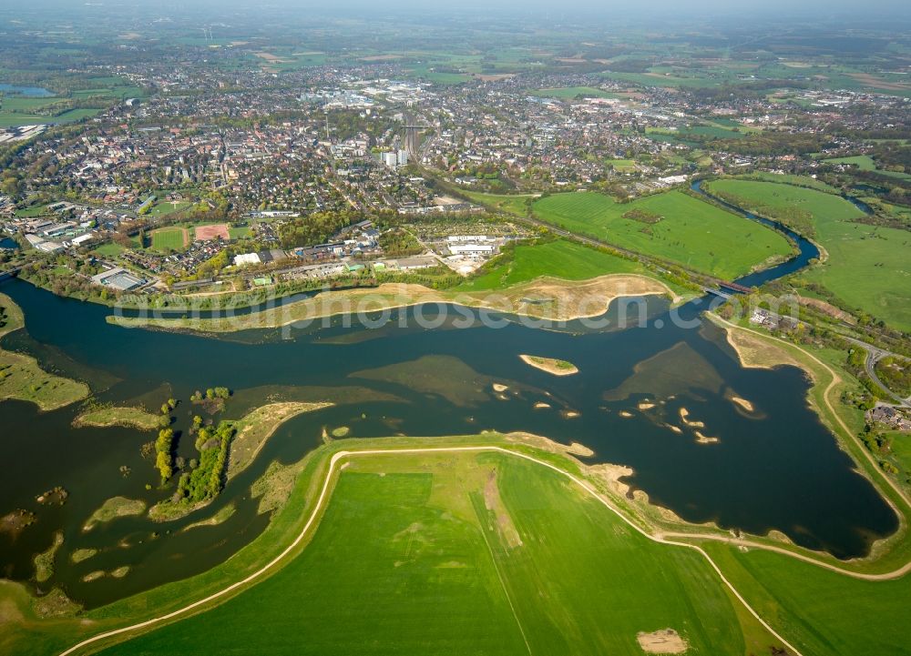 Wesel from the bird's eye view: Shore areas with flooded by flood level riverbed of Lippe in Wesel in the state North Rhine-Westphalia