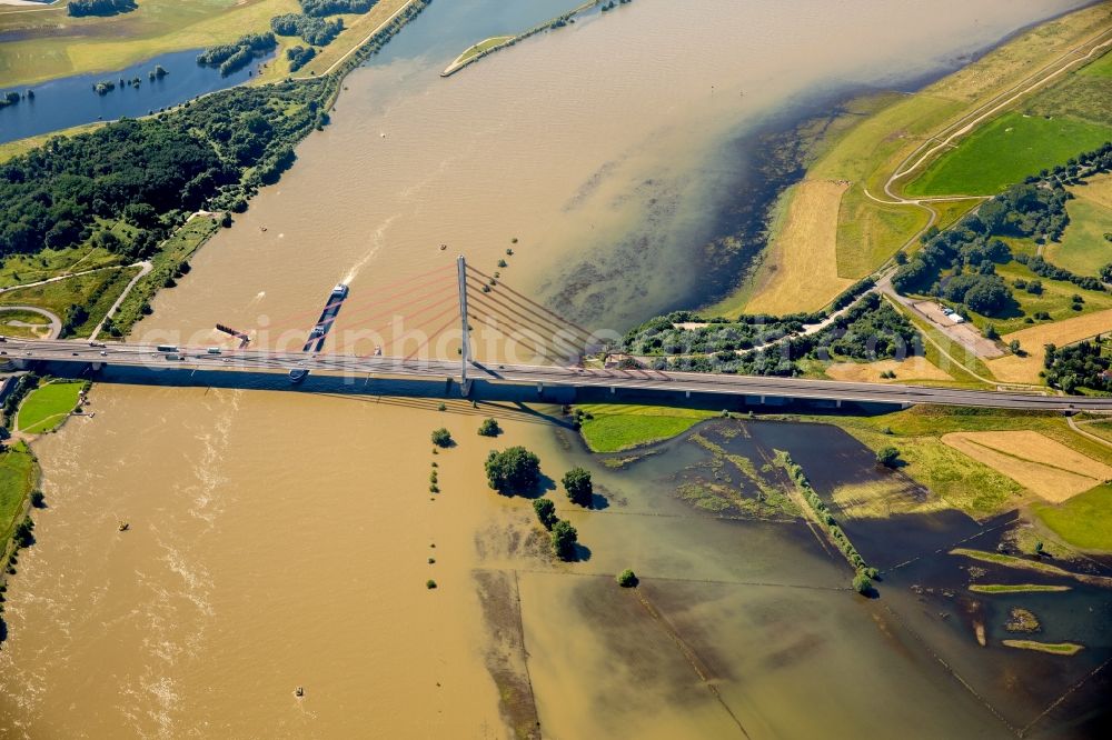 Wesel from the bird's eye view: Shore areas with flooded by flood level riverbed of Lippe in Wesel in the state North Rhine-Westphalia