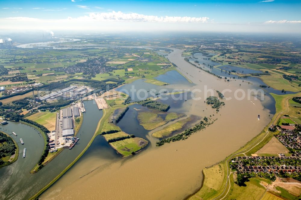 Wesel from the bird's eye view: Shore areas with flooded by flood level riverbed of Lippe in Wesel in the state North Rhine-Westphalia