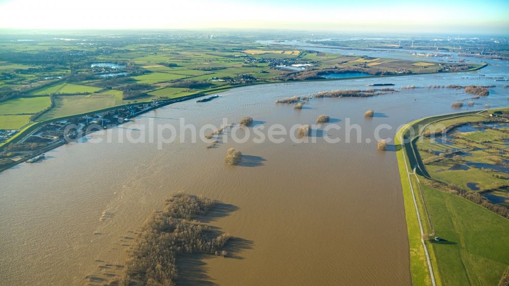 Rheinberg from the bird's eye view: Shore areas with flooded by flood level riverbed in the district Orsoy in Rheinberg in the state North Rhine-Westphalia, Germany