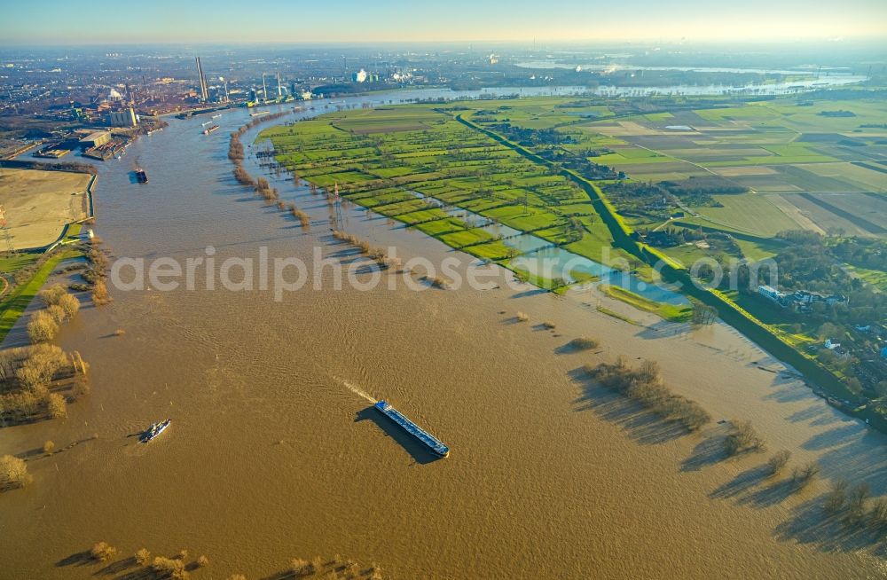 Aerial image Rheinberg - Shore areas with flooded by flood level riverbed in the district Orsoy in Rheinberg in the state North Rhine-Westphalia, Germany