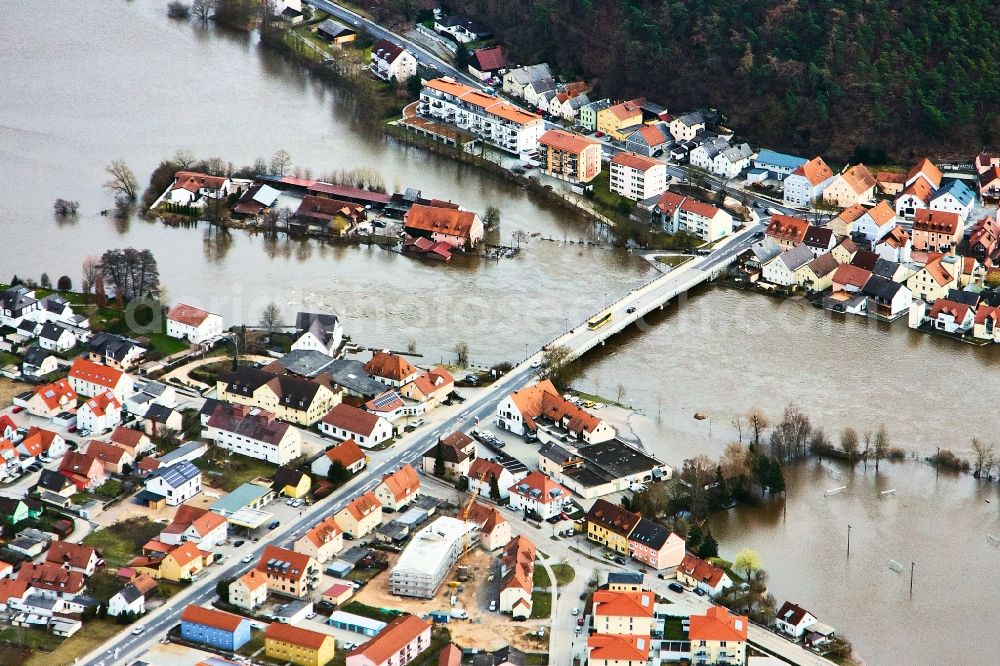 Regenstauf from the bird's eye view: Riverside areas with flood level flooded river bed at the Regenbruecke in Regenstauf in the state of Bavaria, Germany