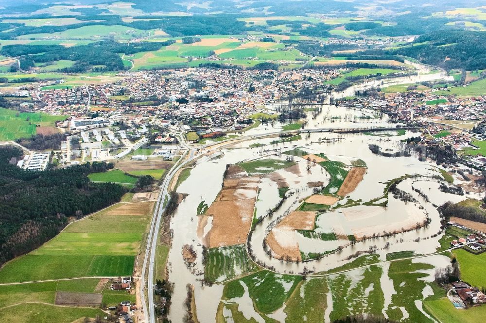 Aerial photograph Roding - Shore areas with flooded by flood level riverbed of Regen in Roding in the state Bavaria, Germany