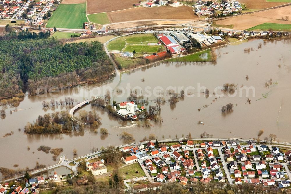 Zeitlarn from the bird's eye view: Riverside areas with flood level of the Regen in the area of the mill at the bridge Regenbruecke in Zeitlarn in the state of Bavaria, Germany