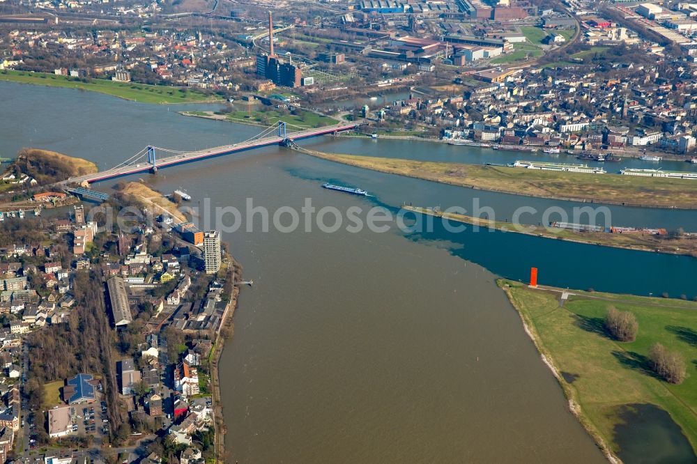 Duisburg from above - Shore areas with flooded by flood level riverbed of rhine near Homberg-Ruhrort-Baerl in Duisburg in the state North Rhine-Westphalia