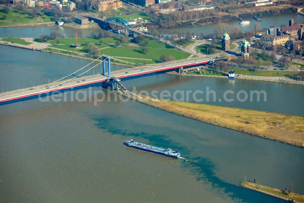 Duisburg from the bird's eye view: Shore areas with flooded by flood level riverbed of rhine near Homberg-Ruhrort-Baerl in Duisburg in the state North Rhine-Westphalia