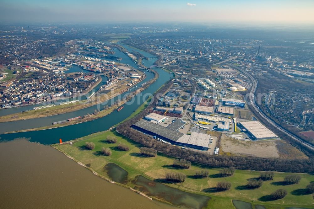 Aerial photograph Duisburg - Shore areas with flooded by flood level riverbed of rhine near Homberg-Ruhrort-Baerl in Duisburg in the state North Rhine-Westphalia