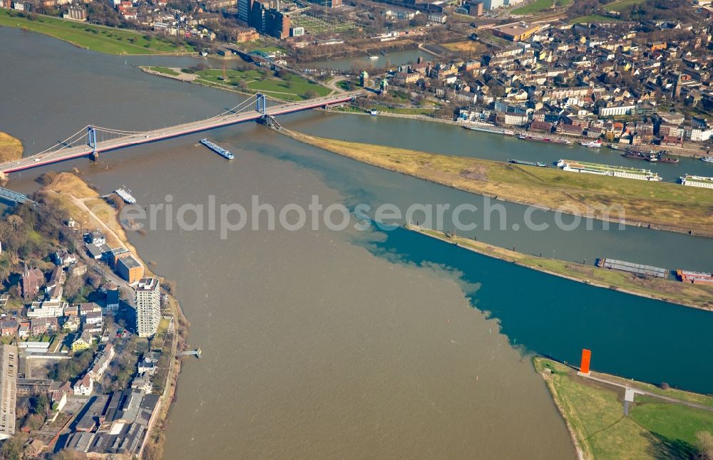 Aerial photograph Duisburg - Shore areas with flooded by flood level riverbed of rhine near Homberg-Ruhrort-Baerl in Duisburg in the state North Rhine-Westphalia